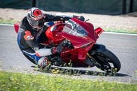 2025 Ducati Panigale V4 S поворот на гоночной трассе