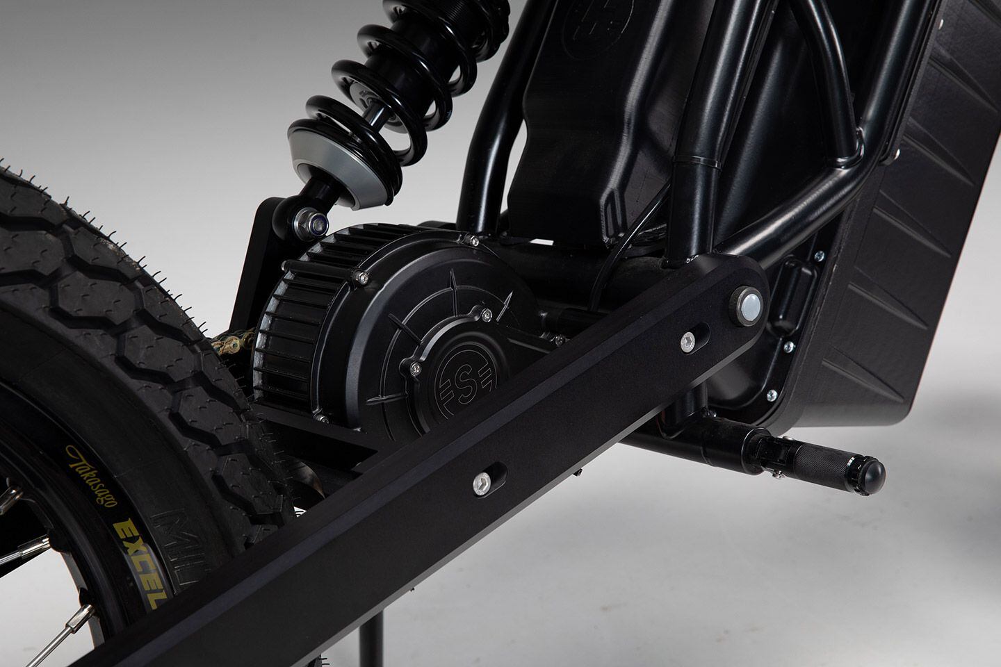 An air-cooled DC motor is mounted at the swingarm pivot; it’s good for 11kW of peak power and 8kW rated power.