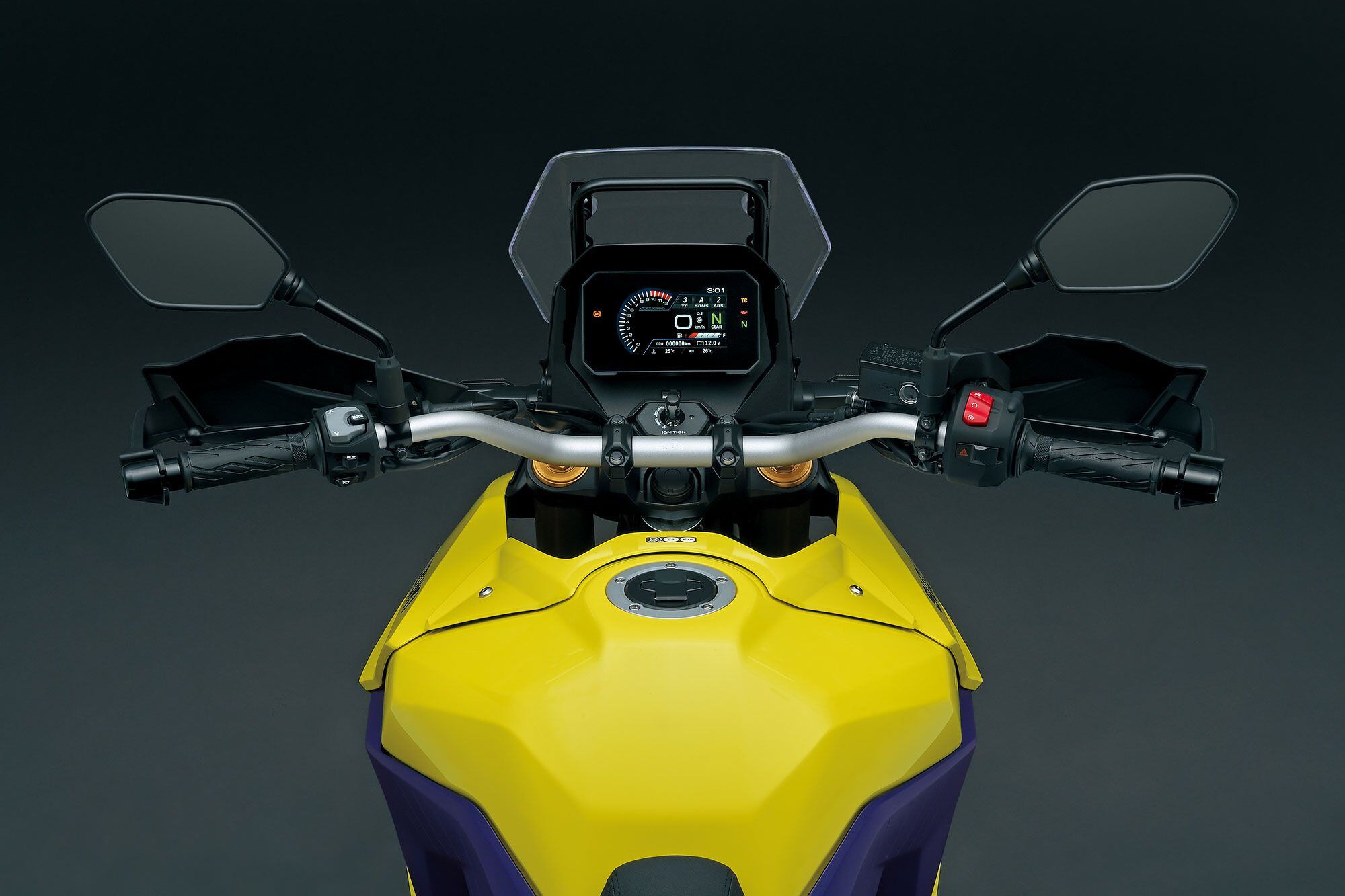 A visão do cockpit mostra o novo display TFT de 5 polegadas e o para-brisa que requer ferramentas para ajuste.