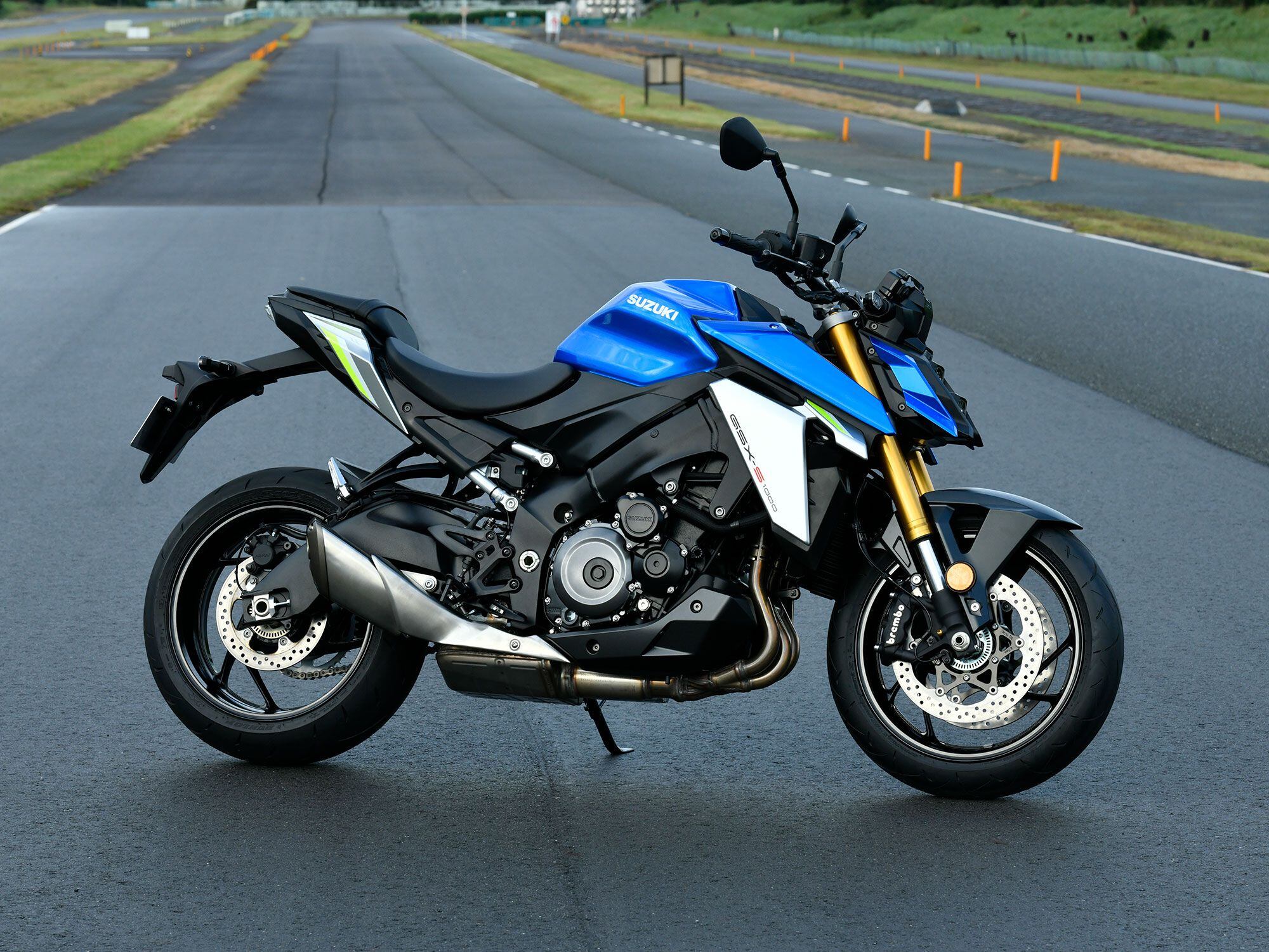 The 2022 GSX-S1000′s three ride modes tailor throttle response to the rider’s preference. Separately, five traction control settings (plus off) moderate rear-wheel spin.