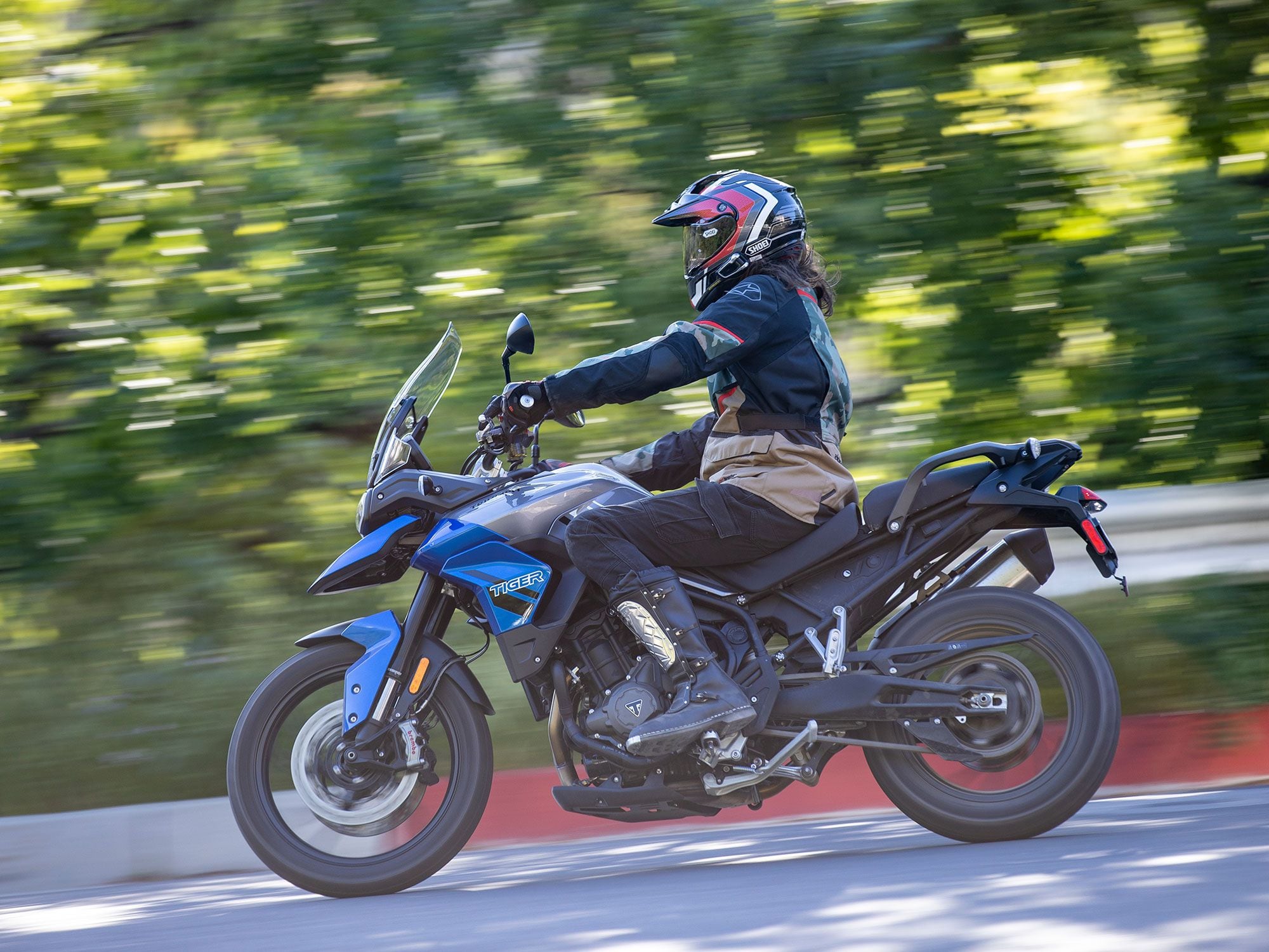 Ergonomics on the Tiger are upright and standard, as you’d expect from an adventure commuter.
