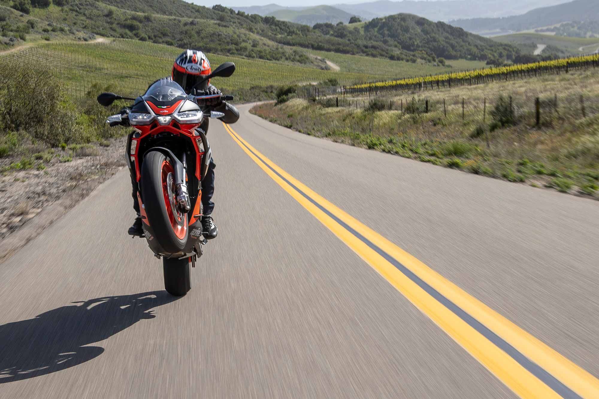 Look Tuono, be Tuono. The 660 bleeds the rowdy personality that has made its name famous.