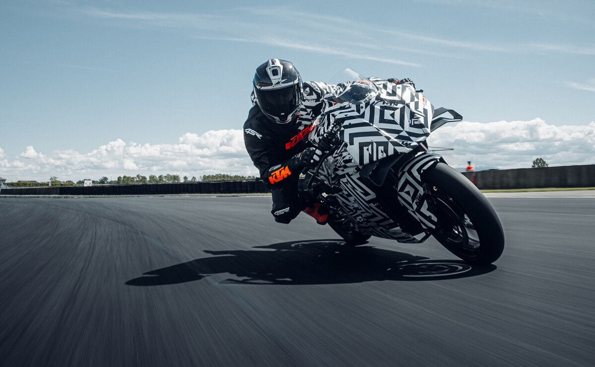 The prototype 990 RC R in action.