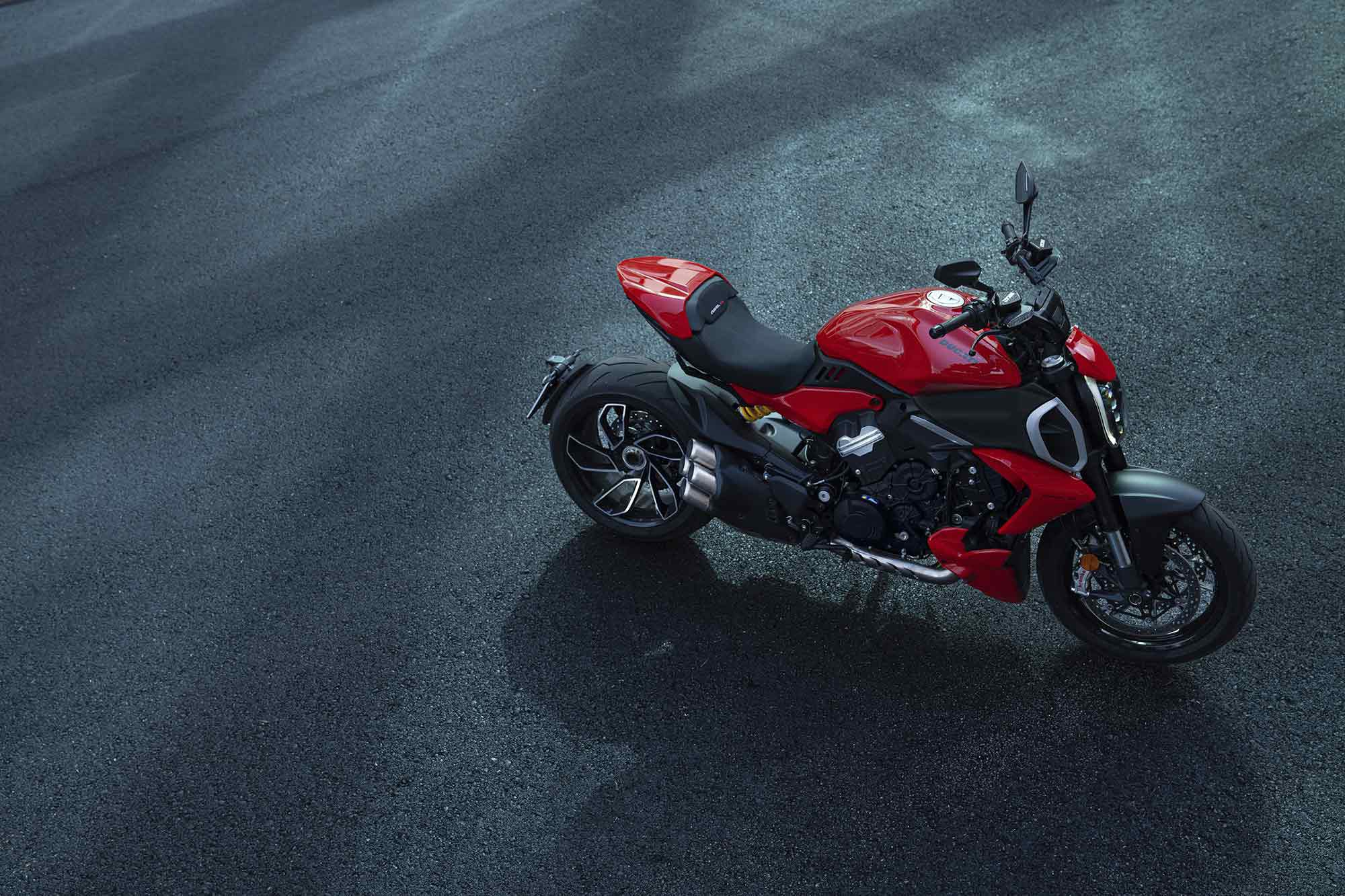 Single-sided swingarm and blacked-out, 50mm fork, but there’s no Öhlins-equipped S version.