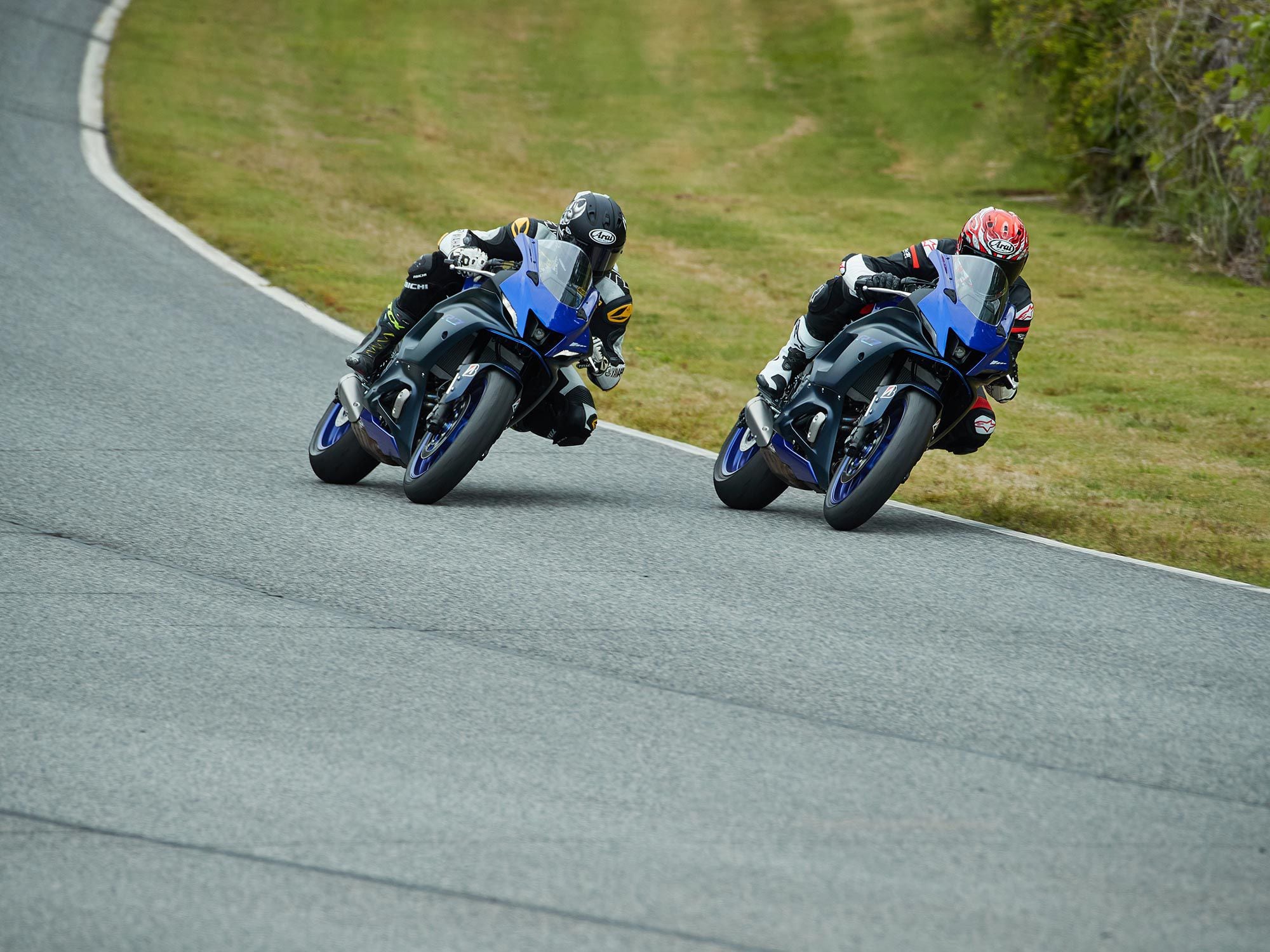 Zet twee of meer YZF-R7's op het goede spoor en je gaat een geweldige tijd tegemoet.  Hoe zit het met de vijfde versnelling wijd open gas geflankeerd door viervoudig Superbike-kampioen Josh Hayes?