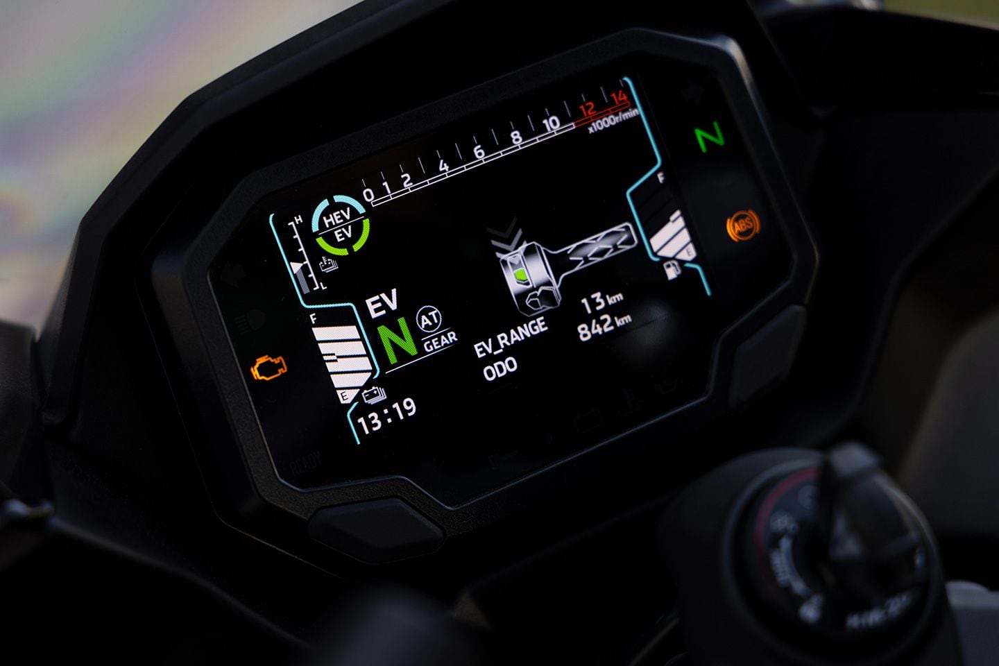 A battery level on the left side of the TFT display indicates remaining charge. Notice also the battery temp gauge in the top left, and “EV range” readout. Total range on a full charge is 7 to 10 miles, depending on ride style. It takes 50 minutes for the battery to fully charge under normal riding conditions.