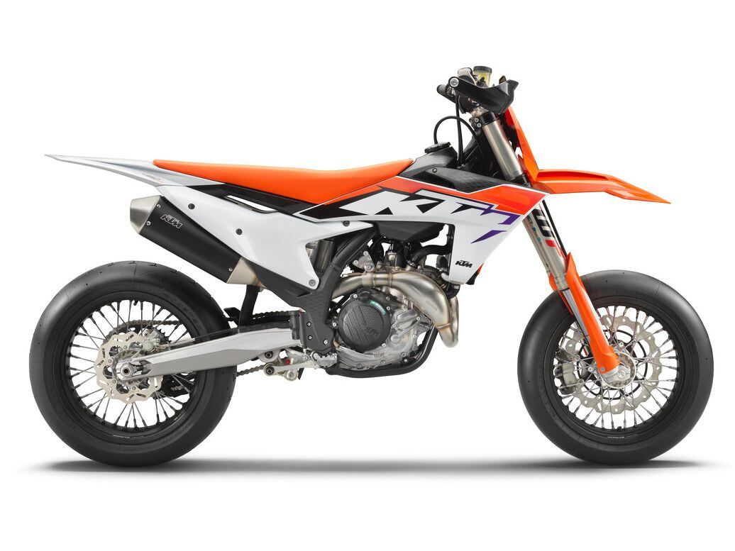 The 2023 KTM 450 SMR receives a number of functional and aesthetic changes, following those made to the proven 450 SX-F motocrosser of which it’s based.