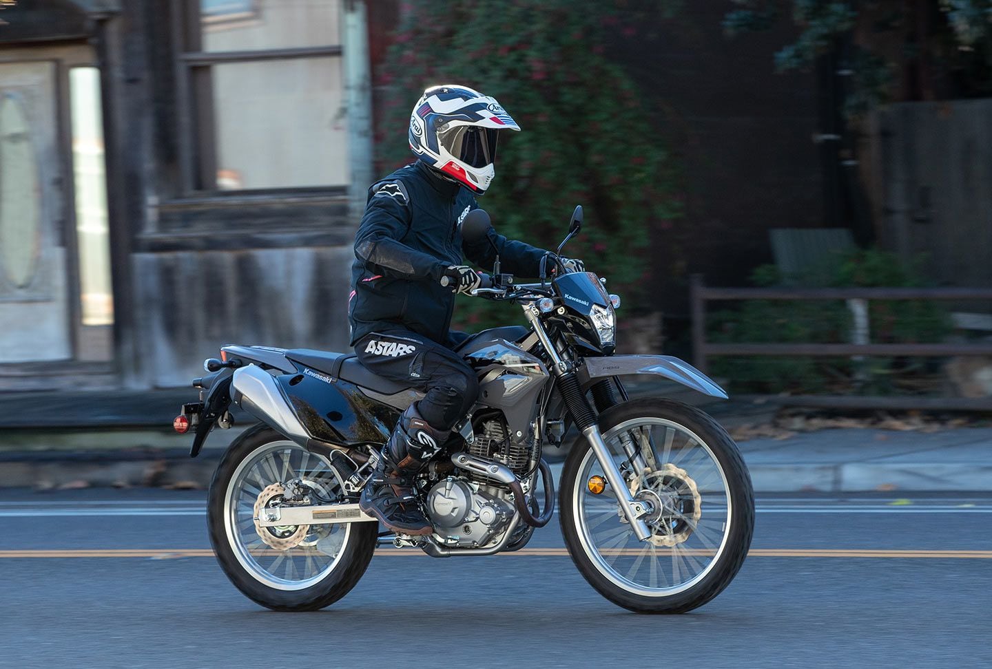 The 230 S’ ease of use is highlighted navigating city streets and commercial areas.