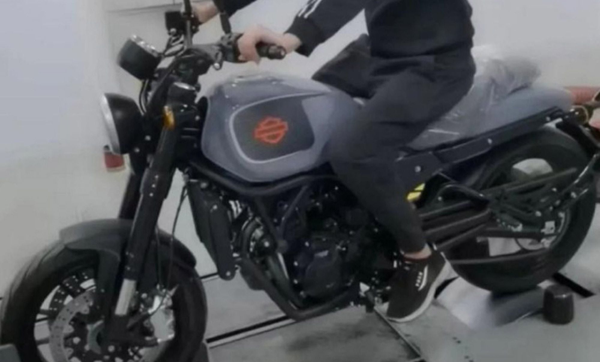 Will we see a new 500cc Harley-Davidson model from Qianjiang before the long-rumored 350cc version appears? This spy shot says so.