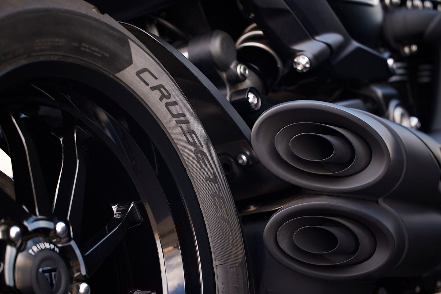 A 240mm-wide Metzeler Cruistec rear tire puts power to the ground with surprising efficiency.