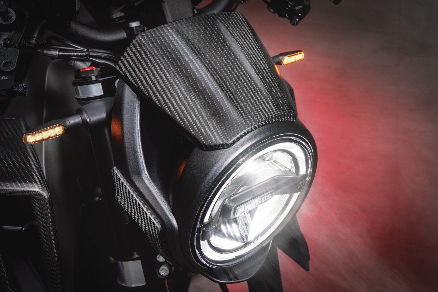 The Husqvarna Norden single headlight is used.