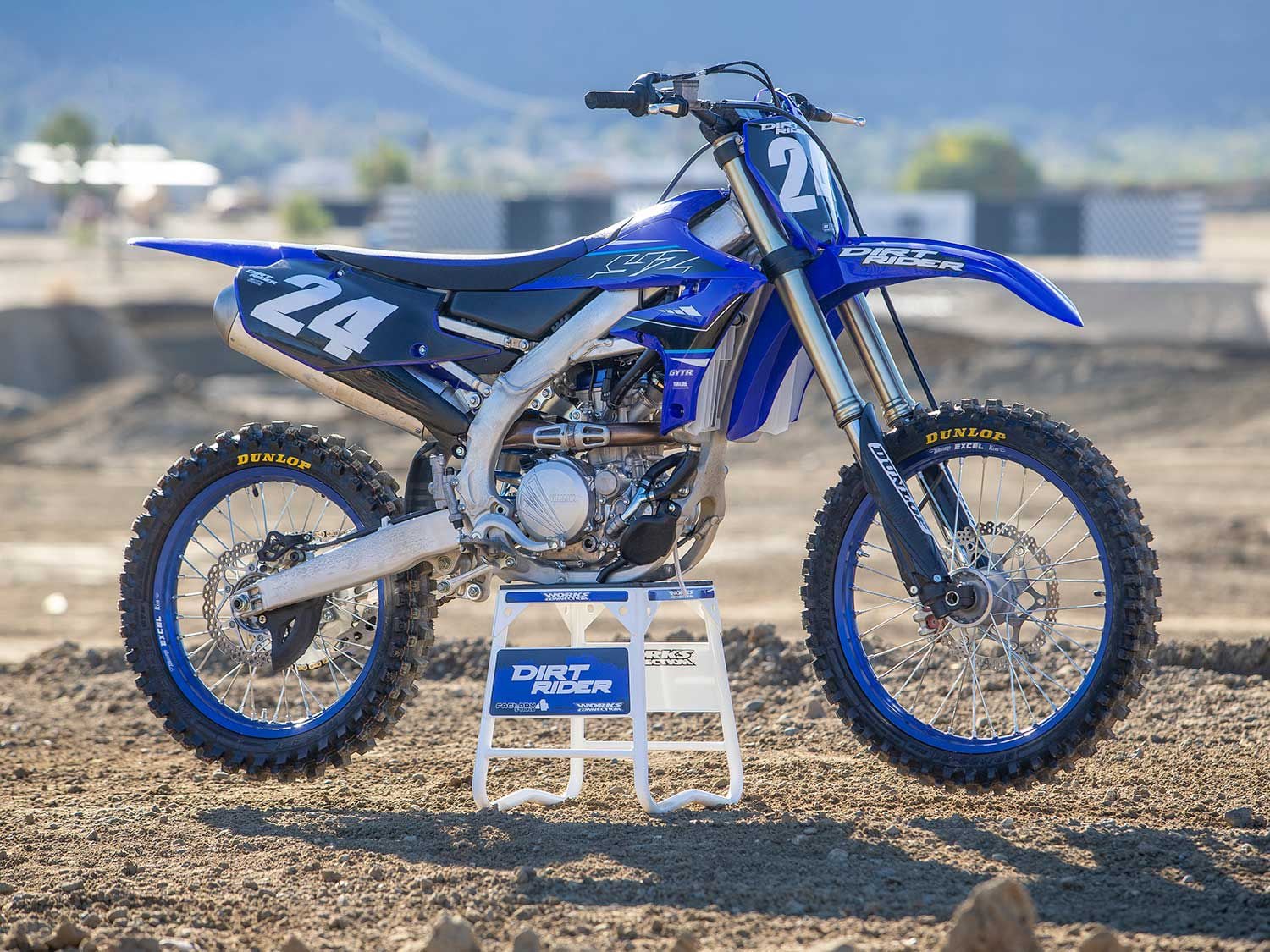 Although it looks fairly similar to last year’s model with the exception of the number plate and fork guard colors, the Yamaha YZ250F received some calculated refinements to its engine, suspension, and chassis for 2021.