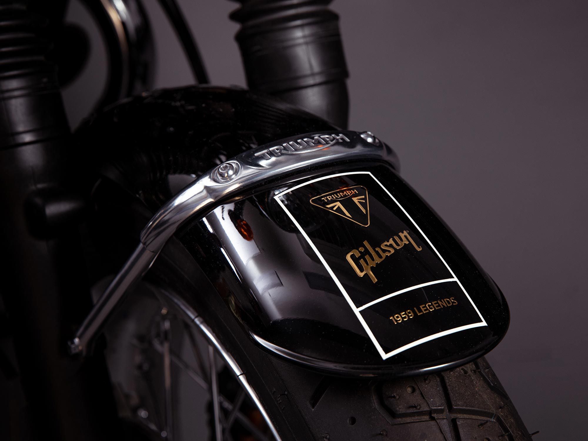 The rear fender is highlighted by a “1959 Legends” custom badge highlighting the partnership between Triumph and Gibson.