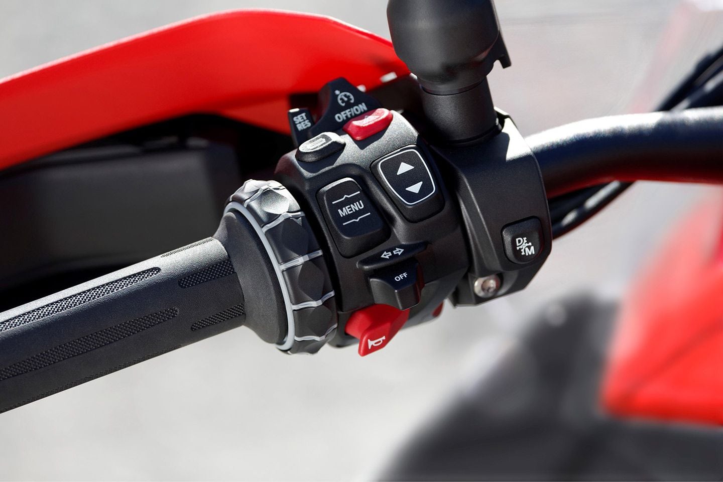 A look at the left handlebar pod shows the D/M mode button that allows the transmission to be switched between D and M modes.