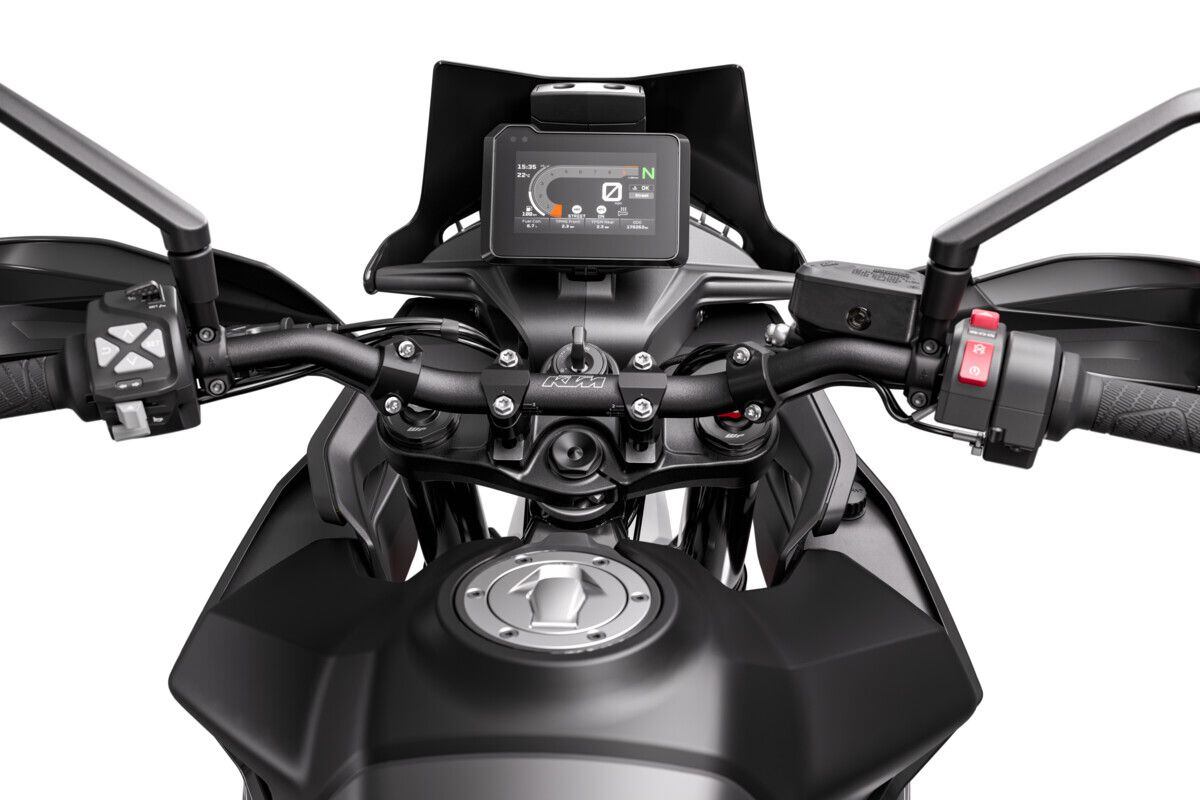 A 5-inch TFT dash is easy to read and is the interface for all electronics on the 890 SMT.