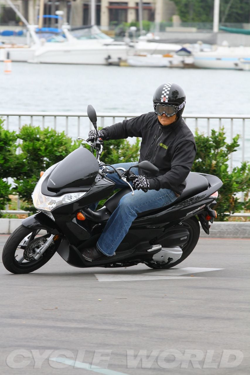 2013 Honda PCX150 First Ride Review- Scooter Reviews | Cycle World