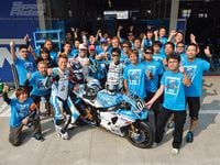 Kevin Schwantz Races the 2013 Suzuka 8 Hours | Cycle World Kevin Schwantz Races the 2013 Suzuka 8 Hours | Cycle World