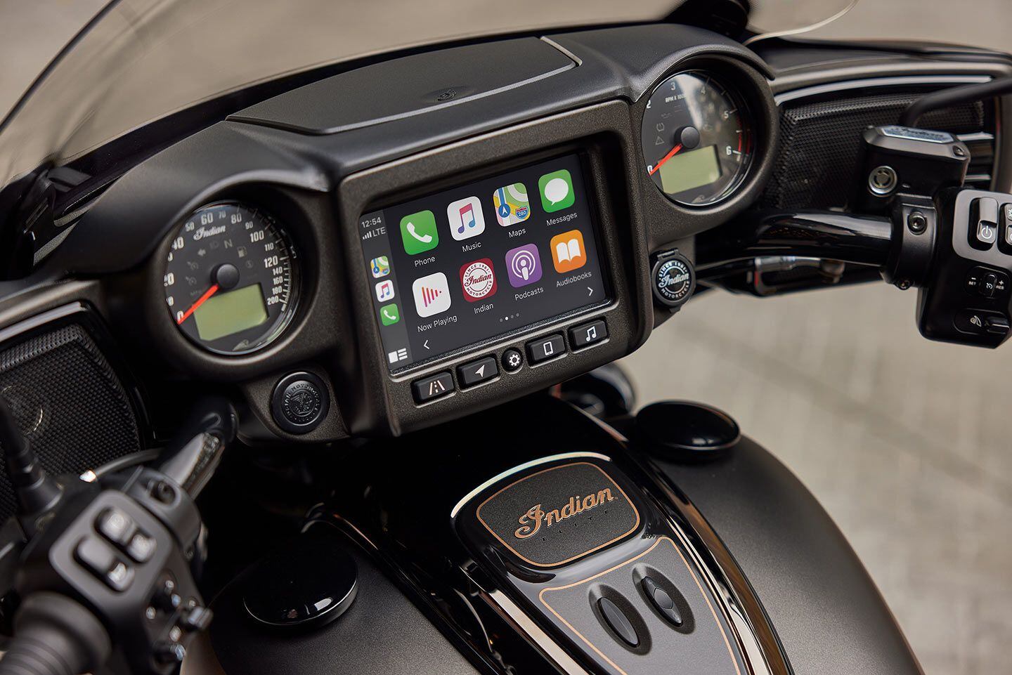 As on last year’s model, the 2023 Chieftain Elite also packs a 7-inch display with the Ride Command system and integrated PowerBand Audio.