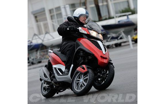 Piaggio MP3 Yourban 300 i.e. Review- Piaggio MP3 Scooter First