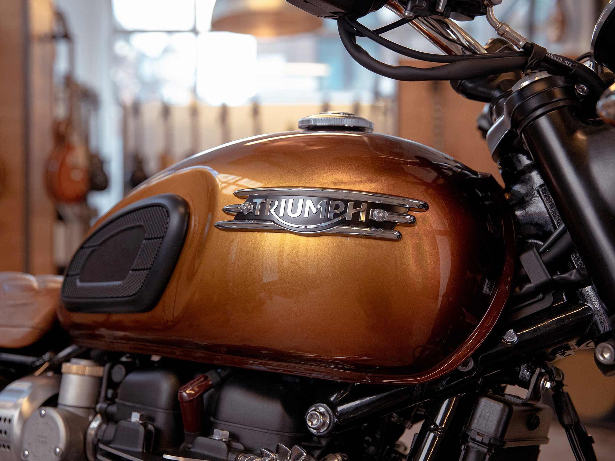 The Bonneville T120’s custom sunburst paint takes influence directly from the Les Paul.