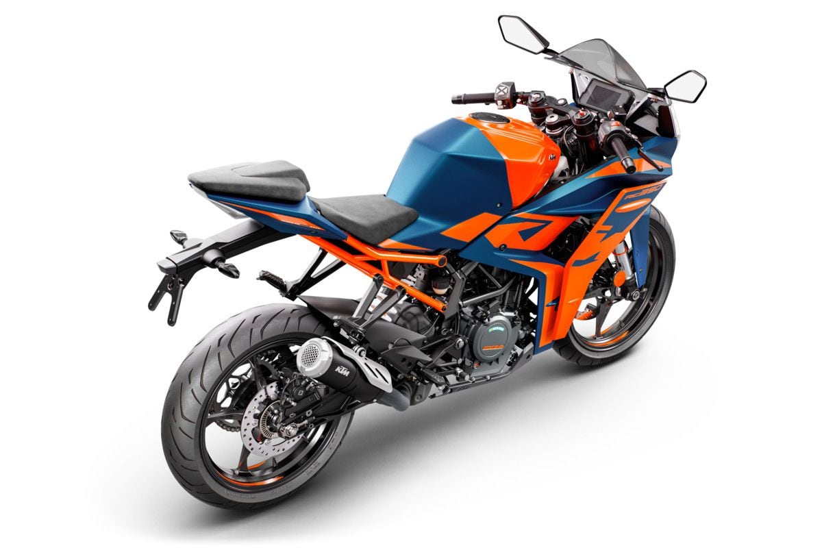 The frame is more than 3 pounds lighter than before, with a redesigned subframe and slimmer tail helping to trim mass further.