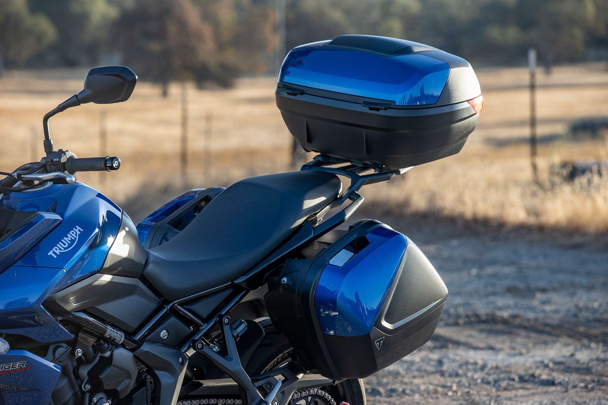 Important to consider is that the Tiger Sport 660 does not come standard with luggage. The accessory panniers offer a total of 57 liters of storage, while the accessory top box offers an additional 46.9 liters of luggage capacity.
