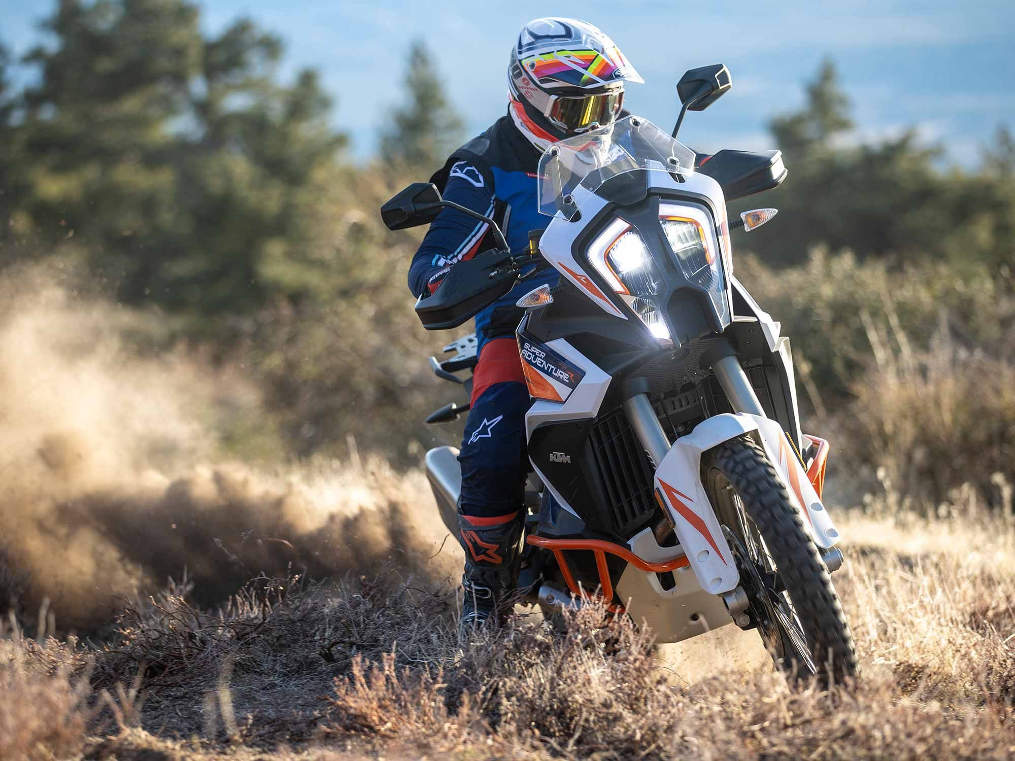 An optional Rally mode allows you to exploit the Super Adventure R’s full dirt potential.