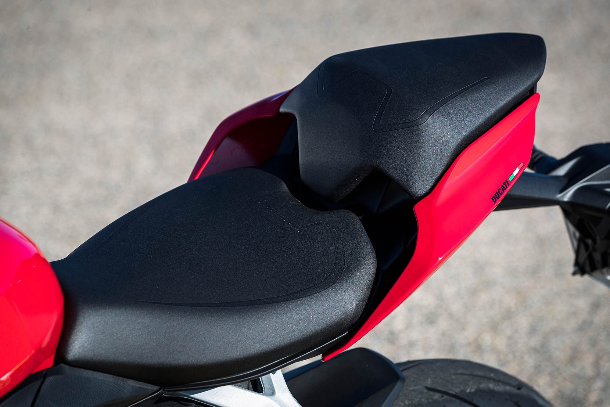 As this bike is a stripped-down lean-muscle version of the Panigale V2, Ducati pushed the footpeg position down and forward for a less aggressive stance, as well as thickening and widening the saddle for more comfort.