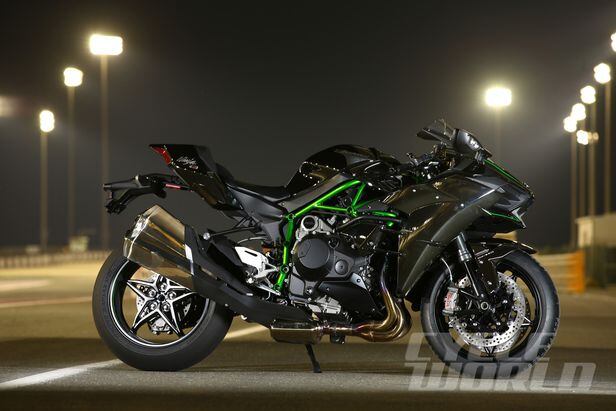 Ægte dobbelt Antage 2015 Kawasaki Ninja H2 and H2R Superbike Motorcycle Review | Cycle World
