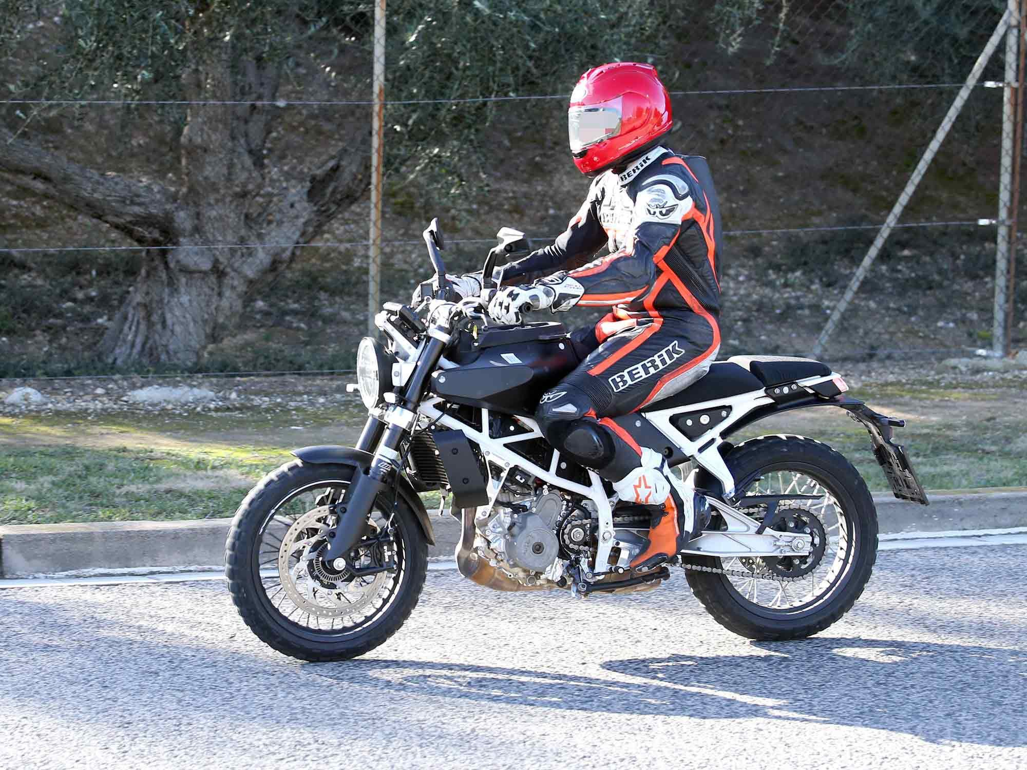 The engine for this prototype is the same physical size as the current Husqvarna 401 powerplant, but it seems to be quite different from the current 373cc engine.