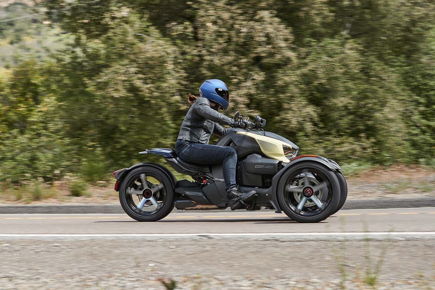 Both the Ryker Sport’s handlebar and pegs can be easily adjusted. With the footpegs you have to be sure to line them up properly, because they are adjusted separately.