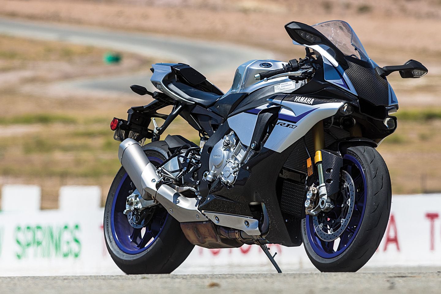2016 Yamaha YZF R1M vs. YZF R1S Sportbike COMPARISON TEST Cycle