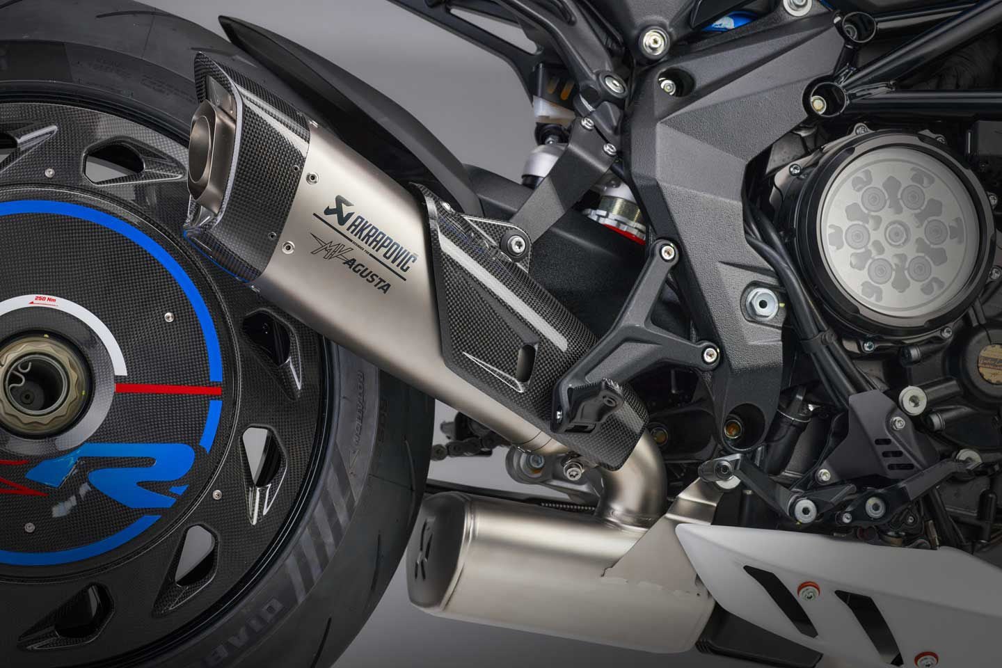 With the Akrapovič exhaust the America gets eight more horses, for a total of 148.
