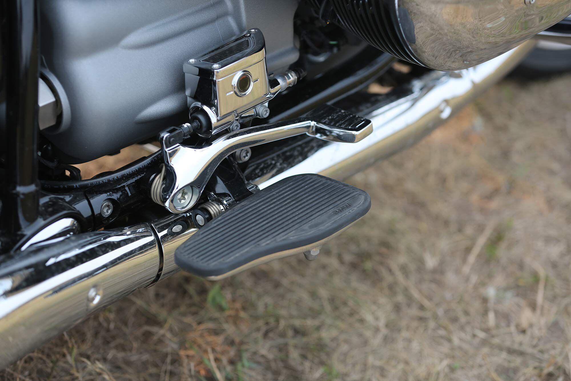 The BMW R 18 Transcontinental adopts a unique floorboard shape to work with the Big Boxer’s cylinder heads.