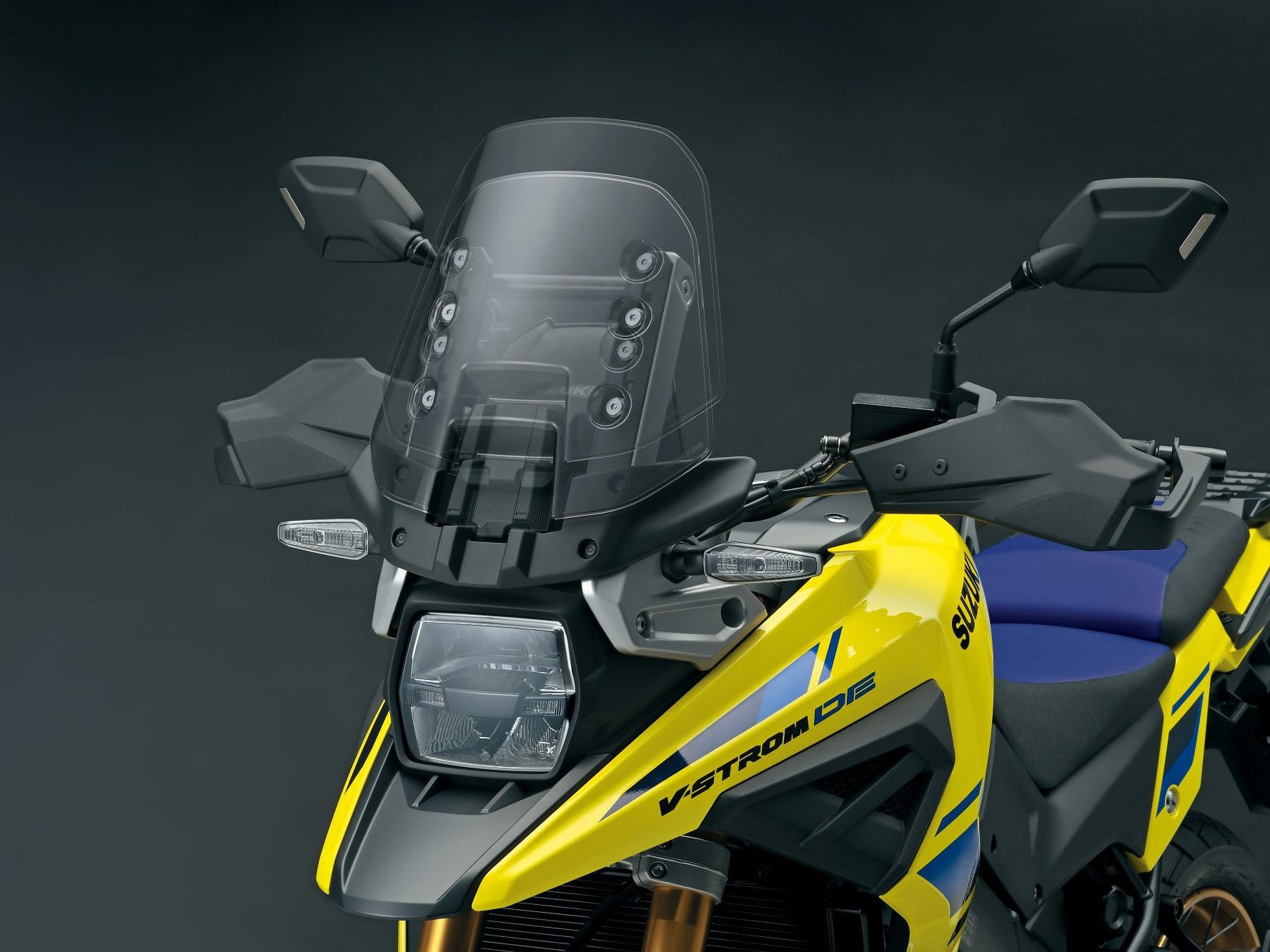 A shorter but adjustable windscreen is optimized for off-road riding.
