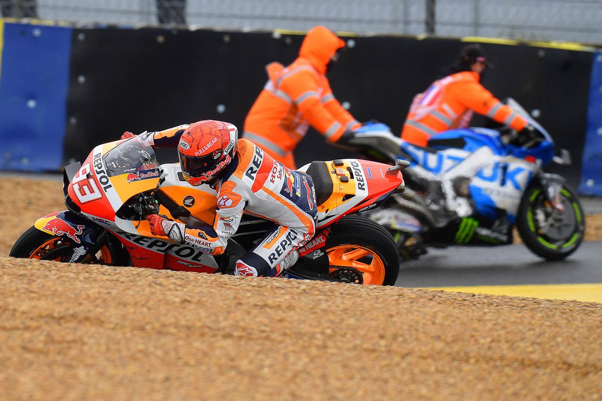 Marc Márquez no terminó en Le Mans tras dos caídas en mojado.  El primero le costó el liderato, el segundo le costó la carrera.