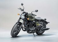The new cruiser adopts a custom vibe but also a more aggressive stance with a shorter front fork (still inverted), tighter rake and shorter wheelbase. Here’s the Green Drill color.