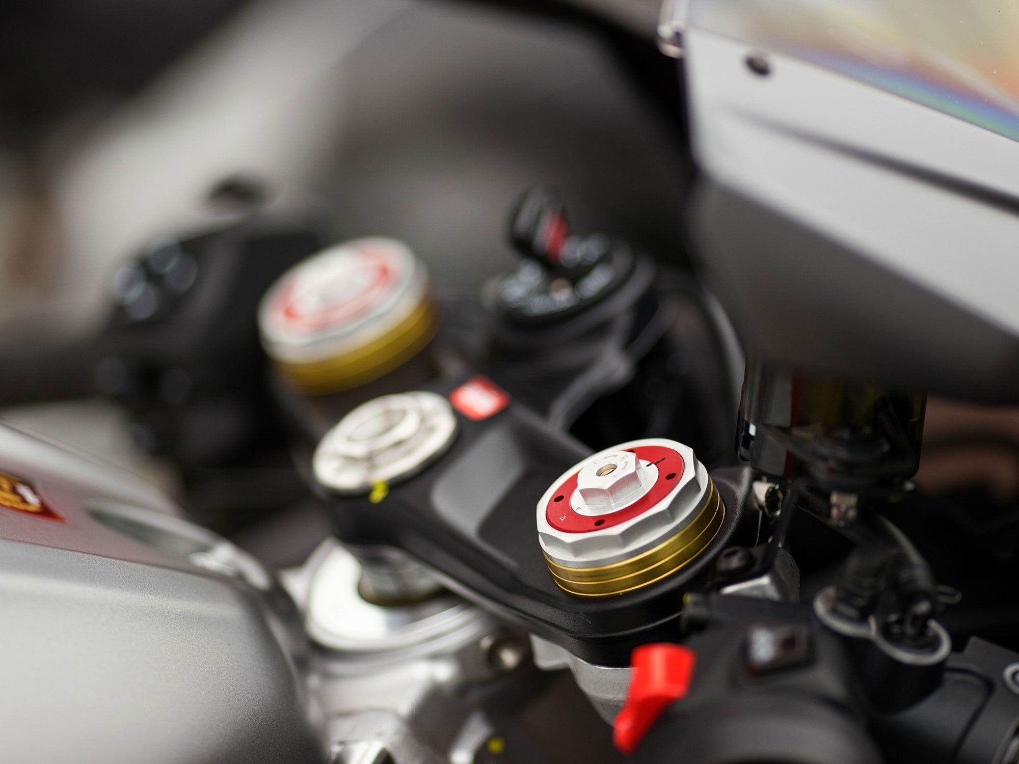 The manually adjustable Sachs fork on the “standard” RSV4.