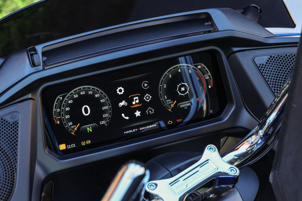 The menu in the center can be pulled up on the fly and navigated either from the pad on the left bar, or via the touchscreen.