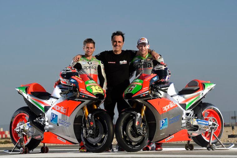 Alvaro Bautista And Stefan Bradl On The Track Astride The New 16 Aprilia Rs Gp Cycle World
