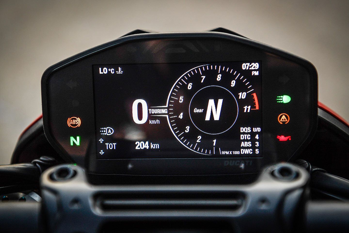 The 4.3-inch TFT dash makes it easy to intuitively navigate Ducati’s menu options.