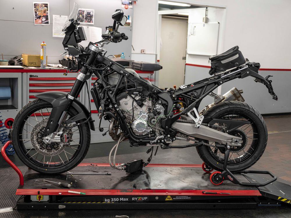 A Lucky Explorer 9.5 test unit without its fuel tank and bodywork.