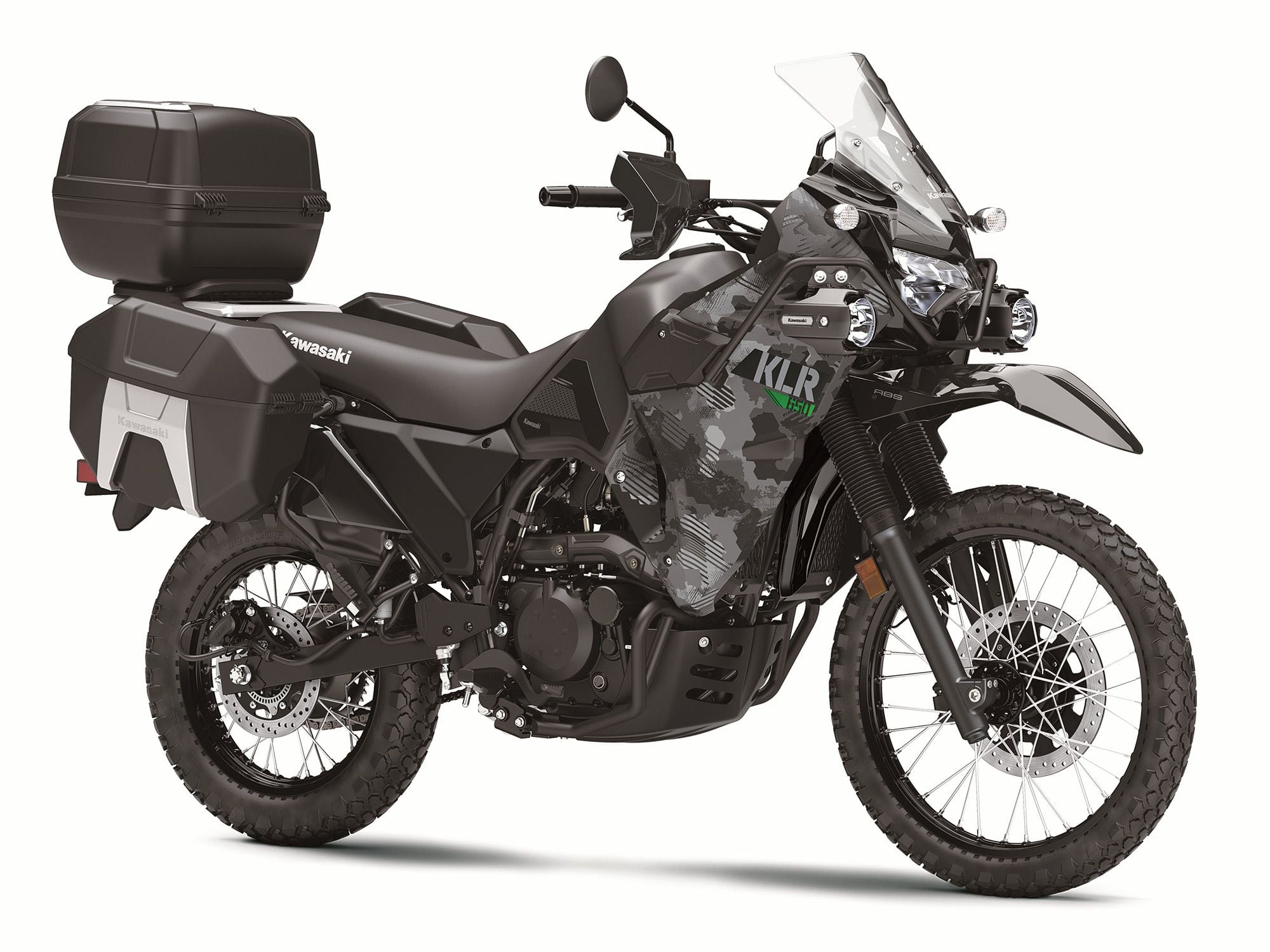 El KLR650 Adventurer 2022 (mostrado en Cypher Camo Grey) viene con protectores de motor, luces auxiliares y maletas laterales Shad.  El estuche superior Shad es estándar en el modelo KLR650 Traveller.