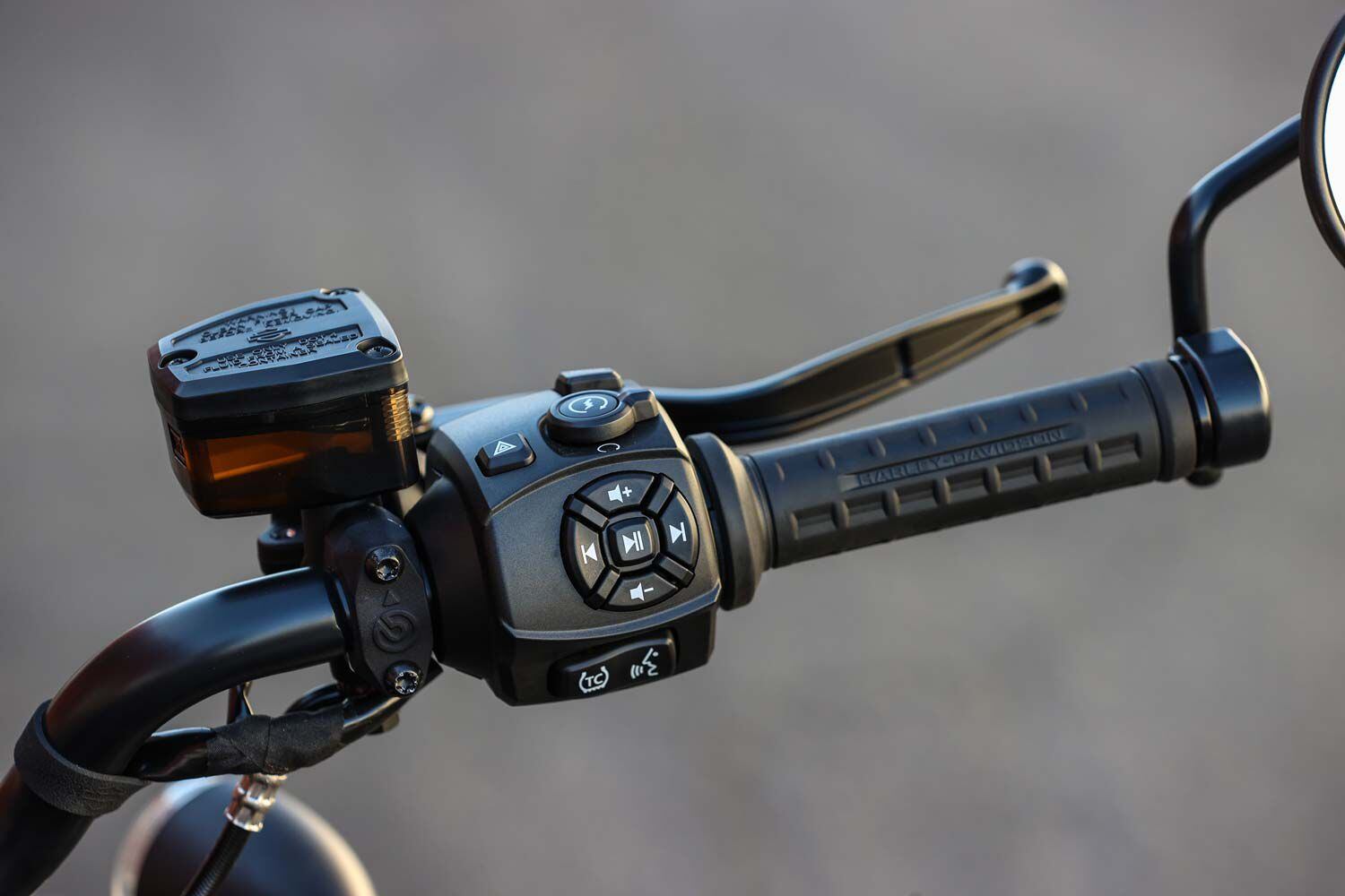 For years, non-Harley riders have been perplexed at Harley’s typical fat grips and chunky nonadjustable levers. On the Sportster S, Harley used conventionally sized items. The levers are adjustable using thumbwheels that sort of resemble revolver cylinders.