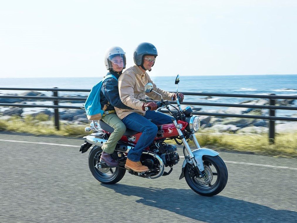 The new Dax is 2 inches longer than the Monkey so there’s more room for a passenger.