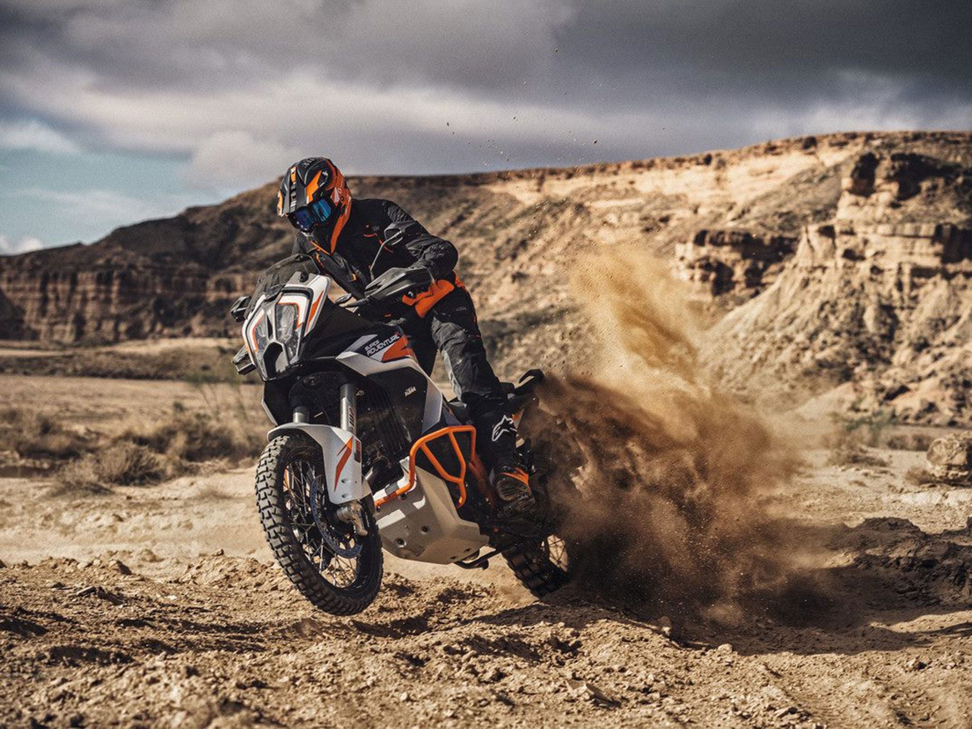 The Super Adventure R’s stubby windscreen isn’t touring-friendly (look to the Super Adventure S if that’s your preference), but both R and S models get the three-part fuel tank design first seen on the 790 Adventure. On the R it’s wrapped in steel crashbars for the inevitable dirt nap.