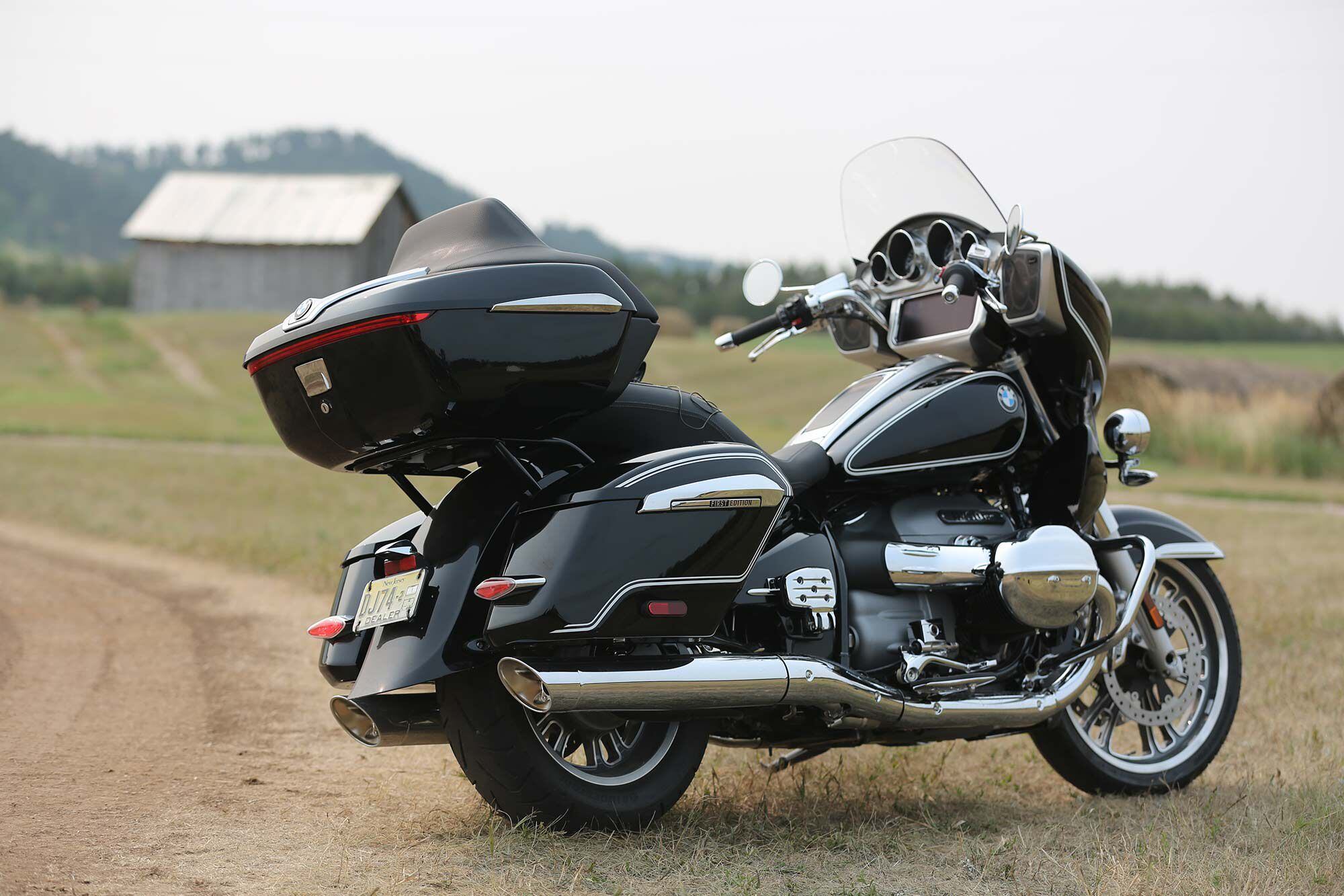 With the new R 18 B and Transcontinental, we see a departure from the R 18’s large fishtail exhaust pipes to work around the new hard saddlebags.