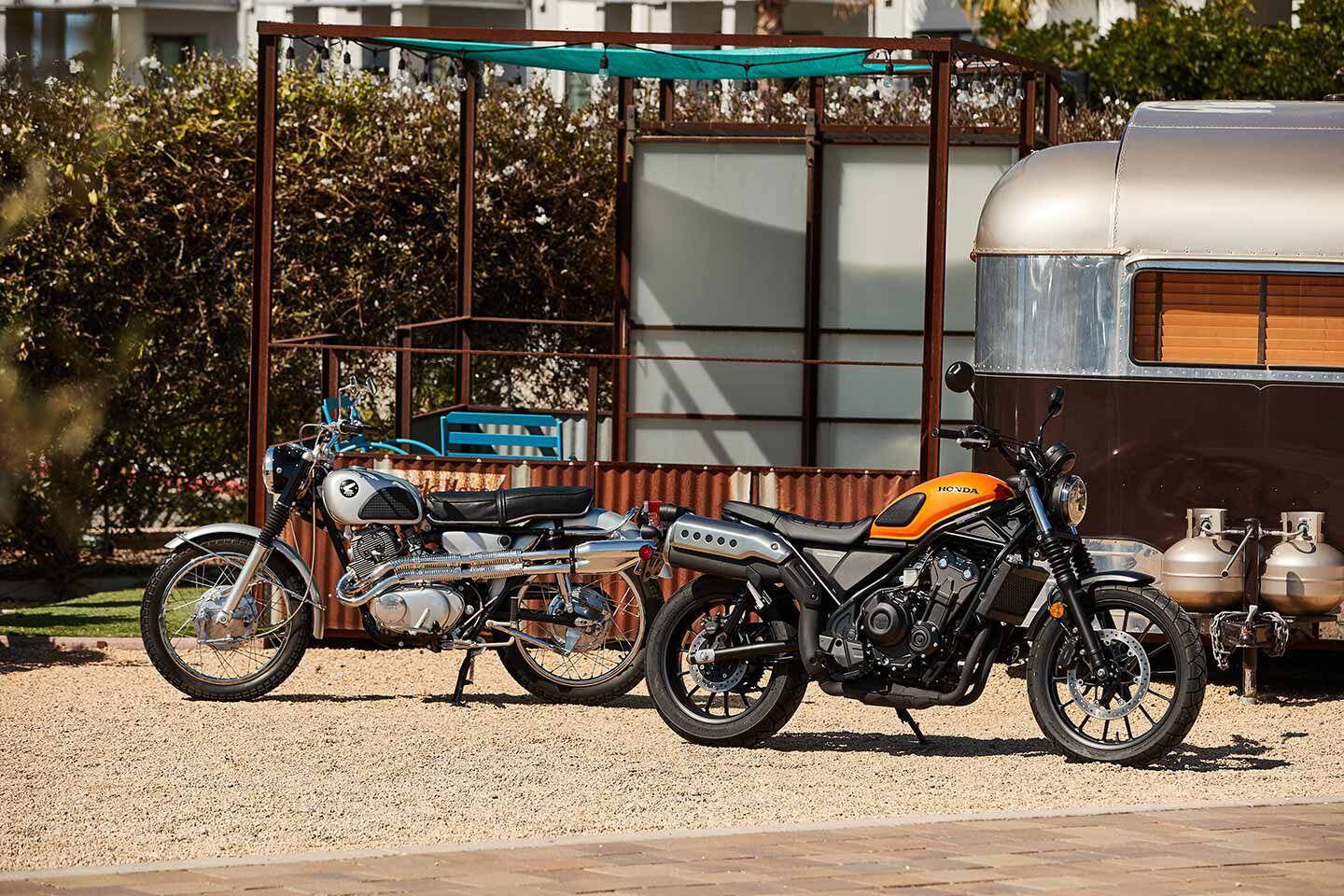 Old (CL77) versus new (SCL500). Scrambler styling here means high-mount muffler, tall seat, twin shocks, and a motocross-style handlebar. Can’t forget the fork boots and tank-mounted rubber knee guards.