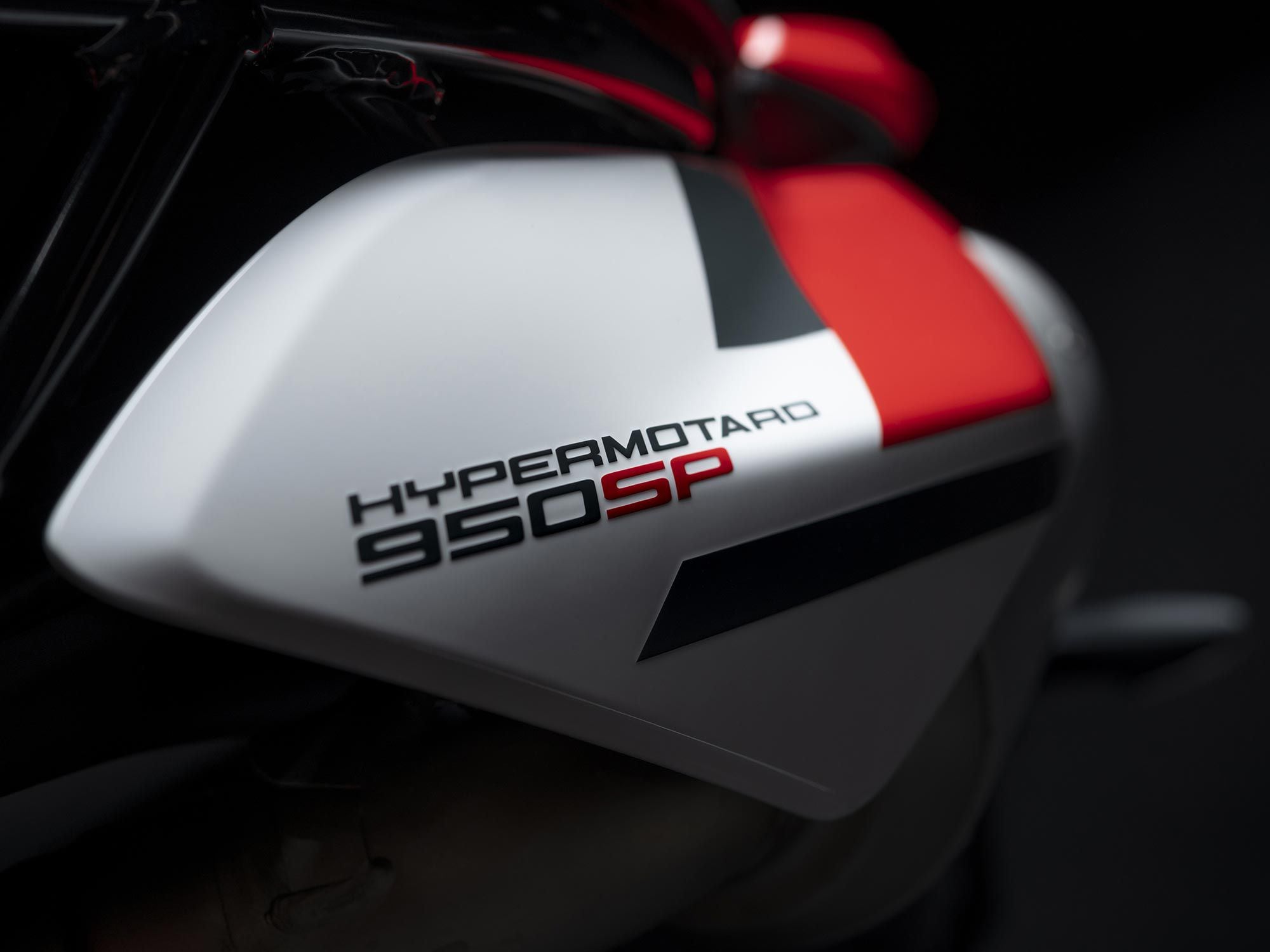 El tratamiento gráfico se traslada a los paneles laterales, que deberán ser de ochenta y seis si se opta por el sistema de escape completo Termignoni del catálogo de prestaciones de Ducati.