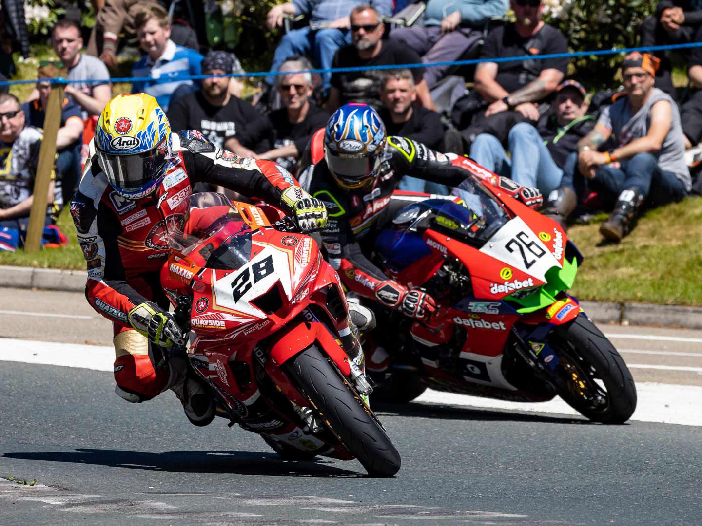 At 23 years old, Nathan Harrison (28), the winner of both the 2019 Junior and Senior Manx Grand Prix, is hardly new to the TT course. Harrison finished his first TT Superbike race in 12th on a Honda Fireblade CBR1000RR-R. Having made up the 20-second gap in their start times, he took the inside line on the final turn into Governor’s Dip with Rob Hodson (26) on a Kawasaki ZX-10.